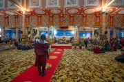 Тибетский артист выступает во время празднования 90-летия Его Святейшества Далай-ламы по тибетскому лунному календарю, организованного во дворе главного тибетского храма. Дхарамсала, штат Химачал-Прадеш, Индия. 30 июня 2025 г. Фото: Тензин Чойджор (Офис ЕСДЛ)