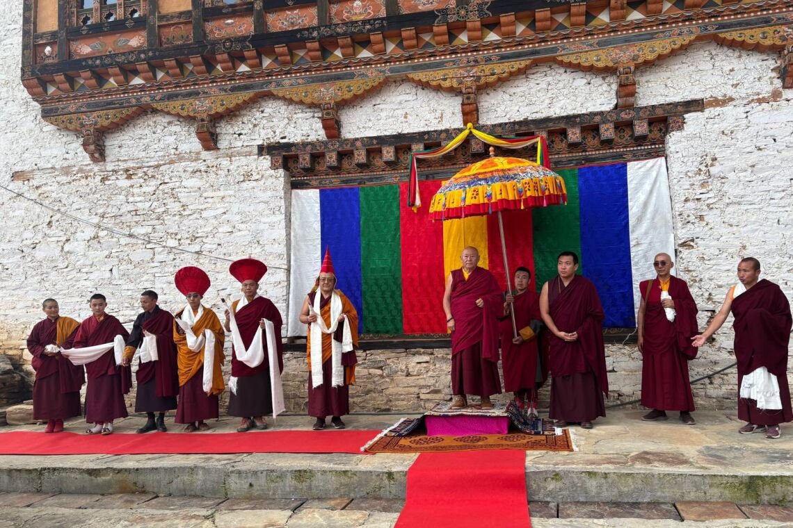 Дрикунг Кьябгон Чецанг Ринпоче прибыл в Бутан