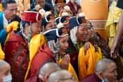 Женщины в национальных костюмах почтительно встречают Его Святейшество Далай-ламу во дворе главного тибетского храма. Дхарамсала, штат Химачал-Прадеш, Индия. 5 июля 2025 г. Фото: дост. Замлинг Норбу (Офис ЕСДЛ)