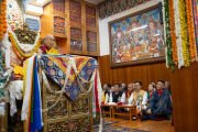 Его Святейшество Далай-лама обращается к собравшимся во время подношения молебна о долголетии, организованного от имени всего тибетского народа. Дхарамсала, штат Химачал-Прадеш, Индия. 5 июля 2025 г. Фото: Тензин Чойджор (Офис ЕСДЛ)