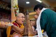 Китайский художник преподносит одну из своих работ Его Святейшеству Далай-ламе во время празднования 90-летия духовного лидера. Дхарамсала, штат Химачал-Прадеш, Индия. 6 июля 2025 г. Фото: Тензин Чойджор (Офис ЕСДЛ)