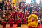 Дети выступают с концертными номерами перед Его Святейшеством Далай-ламой на церемонии открытия Мега-симпозиума в новом Пходранге в монастыре Карша в Занскаре, Ладак, Индия, 21 июля 2025 г. Фото: Тензин Чойджор.