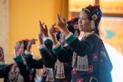 Женщины исполняют традиционную песню и танец перед Его Святейшеством Далай-ламой на церемонии открытия Мега-симпозиума в новом Пходранге в монастыре Карша в Занскаре, Ладак, Индия, 21 июля 2025 г. Фото: Тензин Чойджор.