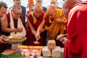 Его Святейшество Далай-лама закладывает первый камень ступы Монлам Чортен на площадке для учений в Падуме. Занскар, Ладак, Индия. 23 июля 2025 г. Фото: Тензин Чойджор
