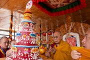 Его Святейшеству Далай-ламе преподносят торт в честь его 90-летия во время молебна о долголетии, организованного жителями Занскара, на площадке для учений в Падуме. Занскар, Ладак, Индия. 23 июля 2025 г. Фото: Тензин Чойджор