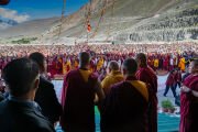 Его Святейшество Далай-лама приветствует собравшихся – более 21 000 человек – по прибытии на место проведения учений по произведению Дже Цонкапы «Три основы пути» в монастыре Карша. Занскар, Ладакх, Индия, 25 июля 2025 г. Фото: Тензин Чойджор