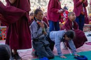 Школьники выражают почтение Его Святейшеству Далай-ламе перед началом учений в монастыре Карша. Занскар, Ладакх, Индия, 25 июля 2025 г. Фото: Тензин Чойджор