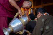 Монах наливает чай одному из слушателей во время учений Его Святейшества Далай-ламы в монастыре Карша. Занскар, Ладак, Индия. 25 июля 2025 г. Фото: Тензин Чойджор