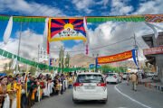Автомобильный кортеж Его Святейшества Далай-ламы направляется к площадке строительства Нового Джокханга. Лех, Ладак, Индия. 3 августа 2025 г. Фото: Тензин Чойджор