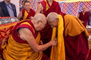 Досточтимый Наванг Чамба Станзин, Тикси Кхенпо Ринпоче, совершает традиционные подношения Его Святейшеству Далай-ламу во время его визита на площадку строительства храма Новый Джокханг. Лех, Ладак, Индия. 3 августа 2025 г. Фото: дост. Замлинг Норбу