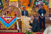 Переводчик переводит на ладакский слова Его Святейшества Далай-ламы во время встречи в буддийском центре Ассоциации монастырей Ладака. Лех, Ладак, Индия. 3 августа 2025 г. Фото: Тензин Чойджор