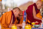 Туксе Ринпоче помогает Тиксе Ринпоче во время учения Его Святейшества Далай-ламы на площадке Калачакры. Лех, Ладак, Индия. 16 августа 2025 г. Фото: Тензин Чойджор (Офис ЕСДЛ)