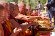 Мастер ритуального пения сооружает мандалу во время молебна о долголетии Его Святейшества Далай-ламы. Лех, Ладак, Индия. 17 августа 2025 г. Фото: Тензин Чойджор (Офис ЕСДЛ)