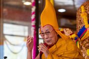 Его Святейшество Далай-лама в желтой шапке пандиты во время молебна о долголетии, организованного Буддийской ассоциацией Ладака и Ассоциацией монастырей Ладака. Лех, Ладак, Индия. 17 августа 2025 г. Фото: Тензин Чойджор (Офис ЕСДЛ)