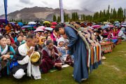 Зрителей угощают чаем во время праздничной программы в честь Его Святейшества Далай-ламы в парке Аби-Спанг в Спитуке. Лех, Ладак, Индия. 24 августа 2025 г. Фото: Тензин Чойджор