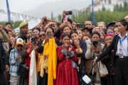 Присутствующие наблюдают за Его Святейшеством Далай-ламой, который готовится к отъезду из парка Аби-Спанг в Спитуке по завершении праздничной программы. Лех, Ладак, Индия. 24 августа 2025 г. Фото: дост. Замлинг Норбу