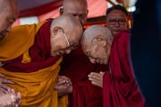 Его Святейшество Далай‑лама тепло обменивается приветствиями с Тикси Ринпоче, спускаясь со сцены по завершении праздничной программы в парке Аби-Спанг в Спитуке. Лех, Ладак, Индия. 24 августа 2025 г. Фото: Тензин Чойджор