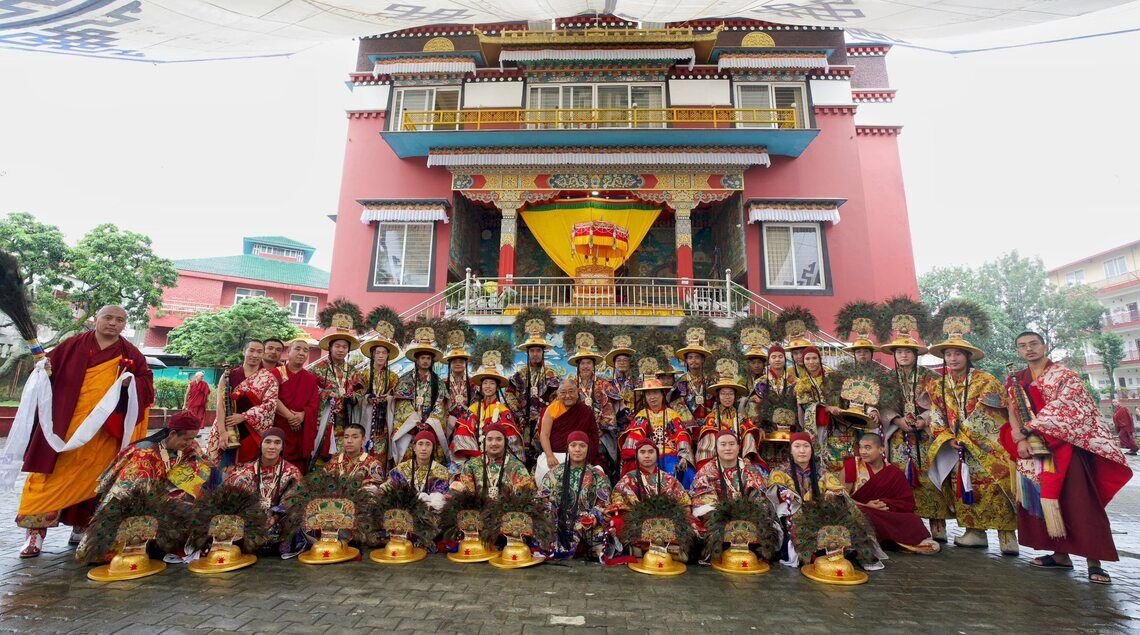Фото. В Дехрадуне начался трехдневный ритуал Ваджракилаи при участии глав линии сакья