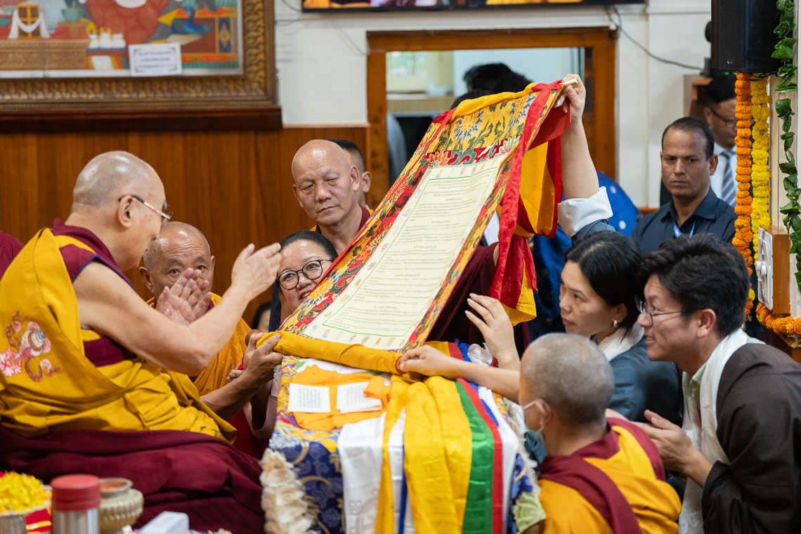 Фото. Молебен о долголетии Его Святейшества Далай-ламы