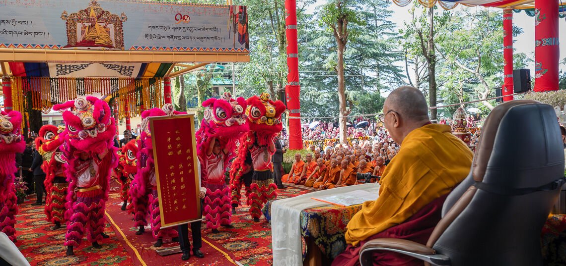 Фото. Церемония подношения молитв о долголетии и культурное представление