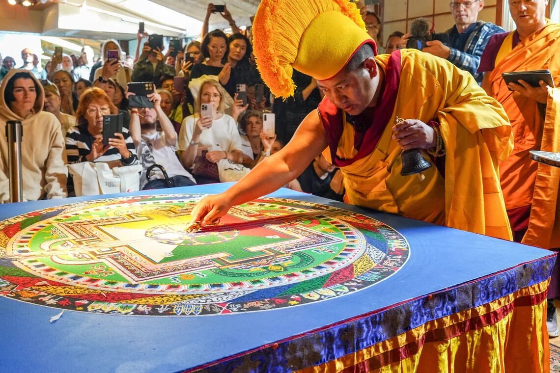 Фото. Дни буддийской культуры завершились разрушением мандалы Ямантаки