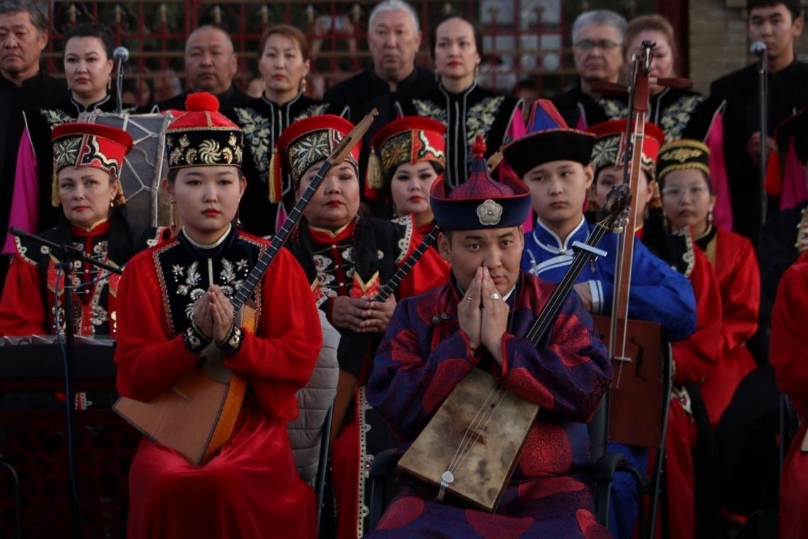 В Элисте в десятый раз прошло музыкальное подношение Трем драгоценностям