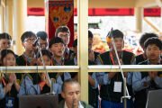 Во время церемонии подношения молебна о долголетии представители сообщества молодых тибетцев со всего мира поют песню в честь Его Святейшества Далай-ламы. Дхарамсала, штат Химачал-Прадеш, Индия. 10 сентября 2025 г. Фото: Тензин Чойджор (Офис ЕСДЛ)