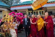 Фото: Артисты из Мьянмы приветствуют Его Святейшество Далай-ламу во внутреннем дворе главного тибетского храма по его прибытии для участия в церемонии о долголетии и культурномпредставлении в честь его 90-летия, организованных странами Юго-Восточной Азии и Южной Кореей в Дхарамсале, штат Химачал-Прадеш, Индия. 20 сентября 2025 года. Фото: Тензин Чоджор (Офис ЕСДЛ)
