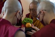 Фото: Кандидаты на получение монашеских обетов получают чаши для подаяния во время церемонии, проходящей под руководством Его Святейшества Далай-ламы. Дхарамсала, штат Химачал-Прадеш, Индия. 29 сентября 2025 г. Фото: Тензин Чойджор (Офис ЕСДЛ)