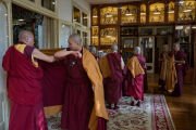 Фото: Кандидаты на получение монашеских обетов надевают свои новые монашеские одеяния во время церемонии, проходящей в резиденции Его Святейшества Далай-ламы. Дхарамсала, штат Химачал-Прадеш, Индия. 29 сентября 2025 г. Фото: Тензин Чойджор (Офис ЕСДЛ)