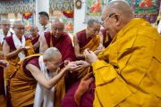 Фото: Его Святейшество Далай‑лама вручает статуэтку Будды каждому новопосвященному монаху и монахине по завершении церемонии дарования монашеских обетов. Дхарамсала, штат Химачал‑Прадеш, Индия. 29 сентября 2025 г. Фото: дост. Замлинг Норбу (Офис ЕСДЛ)