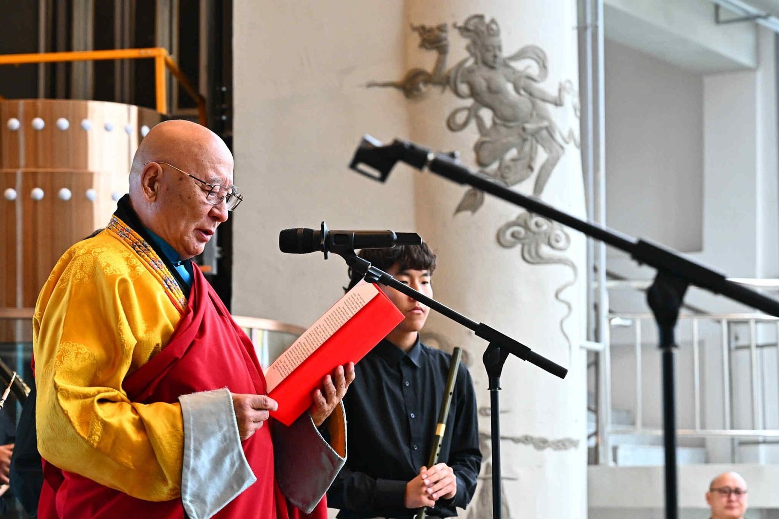 Мен дәретханаға кірдім, ол жерде саңылаудан мүшесі шығып тұрды. Әнші Руслананың эротикалық суреттері