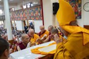 Глава организации «Блаженство и Мудрость», Тайвань, совершает традиционные подношения Его Святейшеству Далай-ламе в начале учений в главном тибетском храме в Дхарамсале, штат Химачал-Прадеш, Индия. 4 октября 2025 г. Фото: Тензин Чойджор