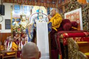 Его Святейшество Далай-лама обращается к собравшимся во время учений в главном тибетском храме в Дхарамсале, штат Химачал-Прадеш, Индия. 4 октября 2025 г. Фото: Тензин Чойджор