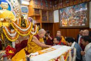 Руководители тибетских общин Европы выражают почтение Его Святейшеству Далай-ламе во время церемонии подношения молебна о долголетии в главном тибетском храме. Дхарамсала, Химачал-Прадеш, Индия. 8 октября 2025 г. Фото: Тензин Чойджор