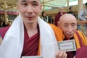 Тувинские монахи и монахини, получившие монашеское посвящение от Его Святейшества Далай-ламы в 2025 году. Монахи и монахини держат карточки со своими новыми духовными именами. С этого дня начинается их новая жизнь