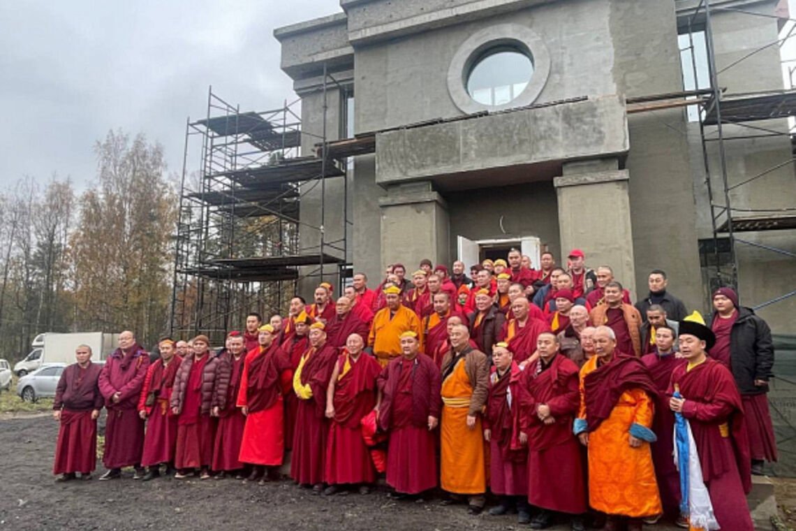 В Санкт-Петербурге освятили новый дуган Буддийского учебно-паломнического центра в районе Коломяги