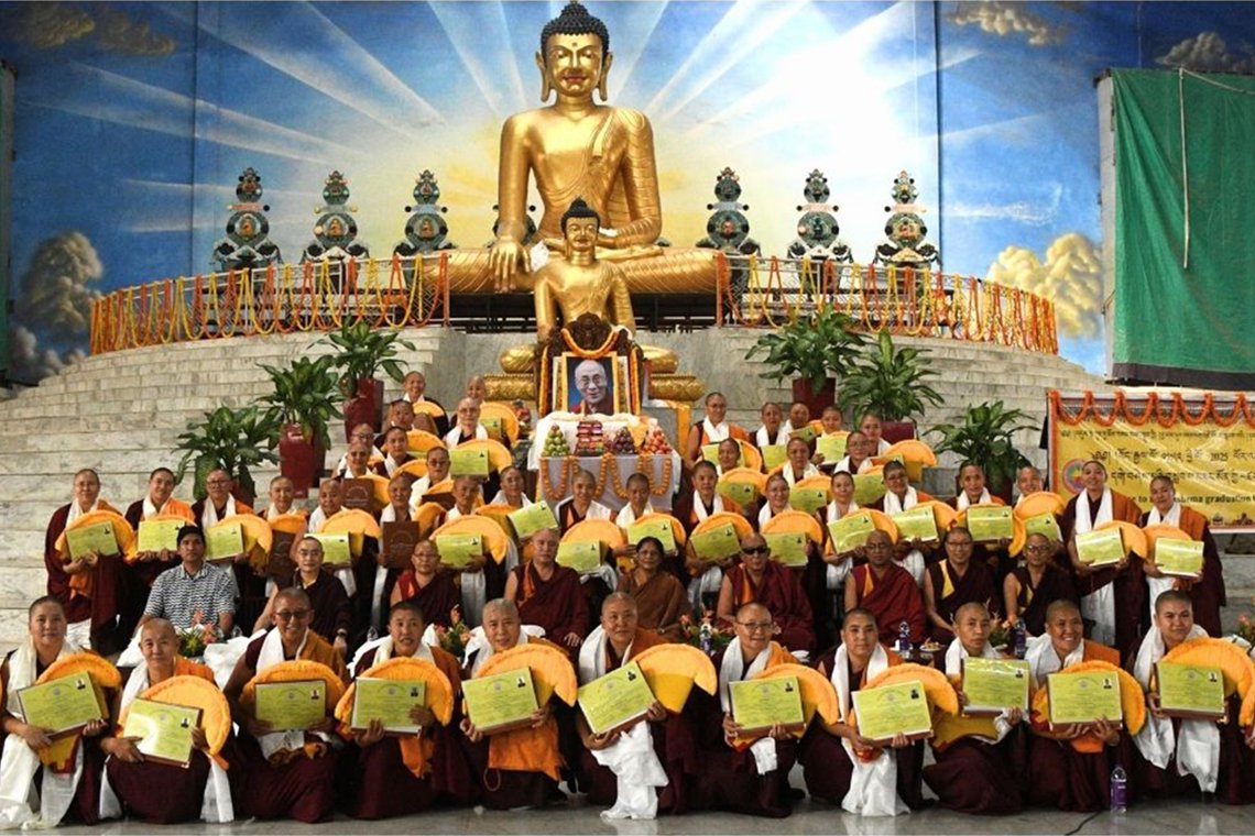 Фото. 47 монахинь тибетской традиции получили звание гешема