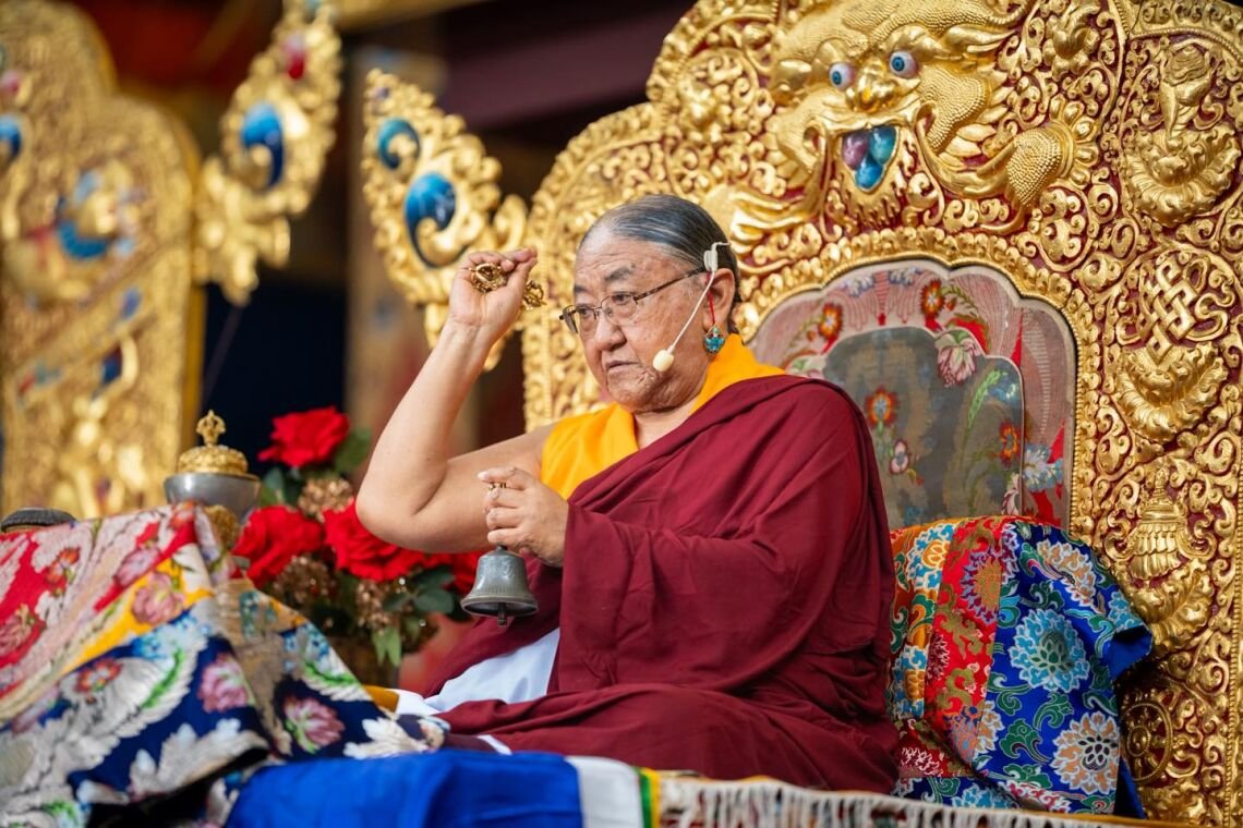 Фото. Кьябгон Гонгма Тричен Ринпоче даровал сангхе монастыря Намдролинг посвящение Ваджракилайи