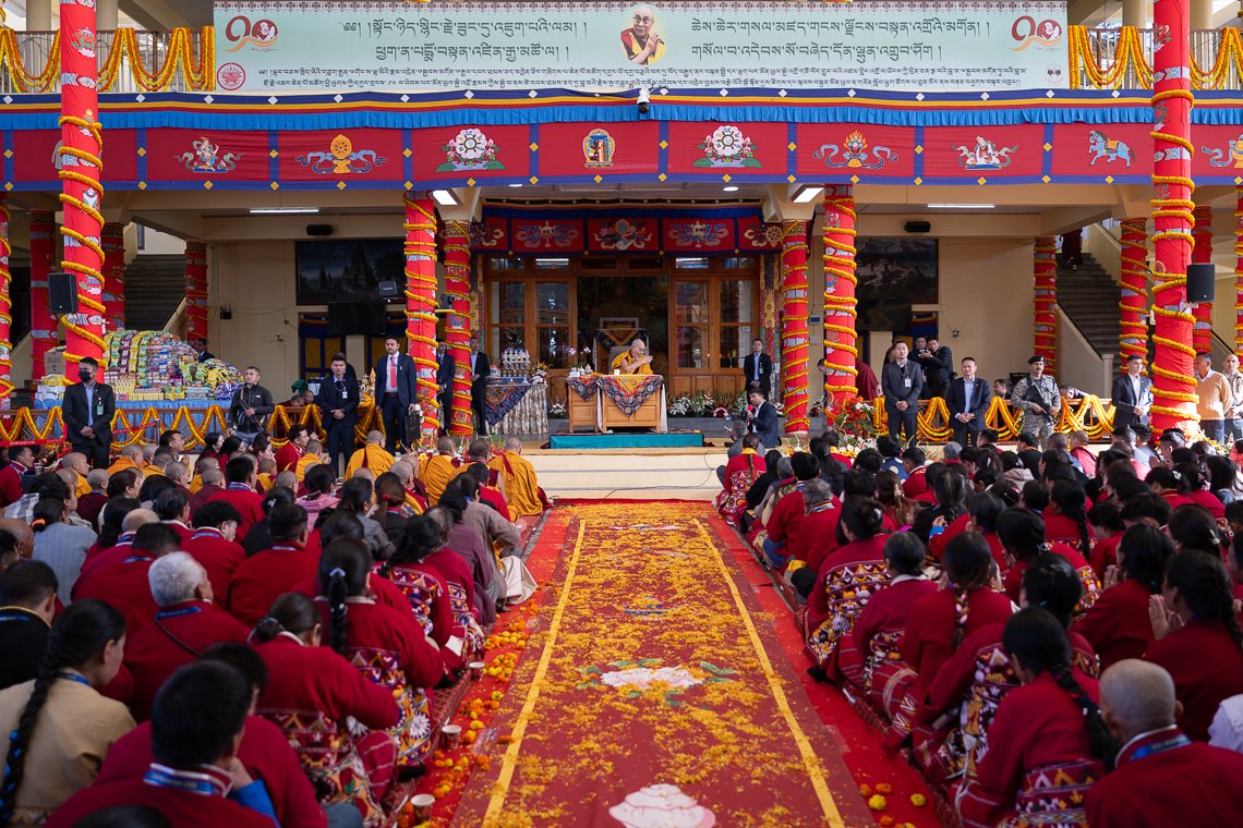 Фото. Далай-лама. Встреча с представителями Ассоциации студентов монпа и сообщества монпа