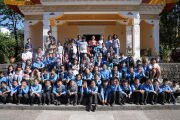 Групповое фото – геше Дордже Дамдул с юными участниками ретрита. Фото: Тензин Рабьянг, Тибетский дом (Дели)