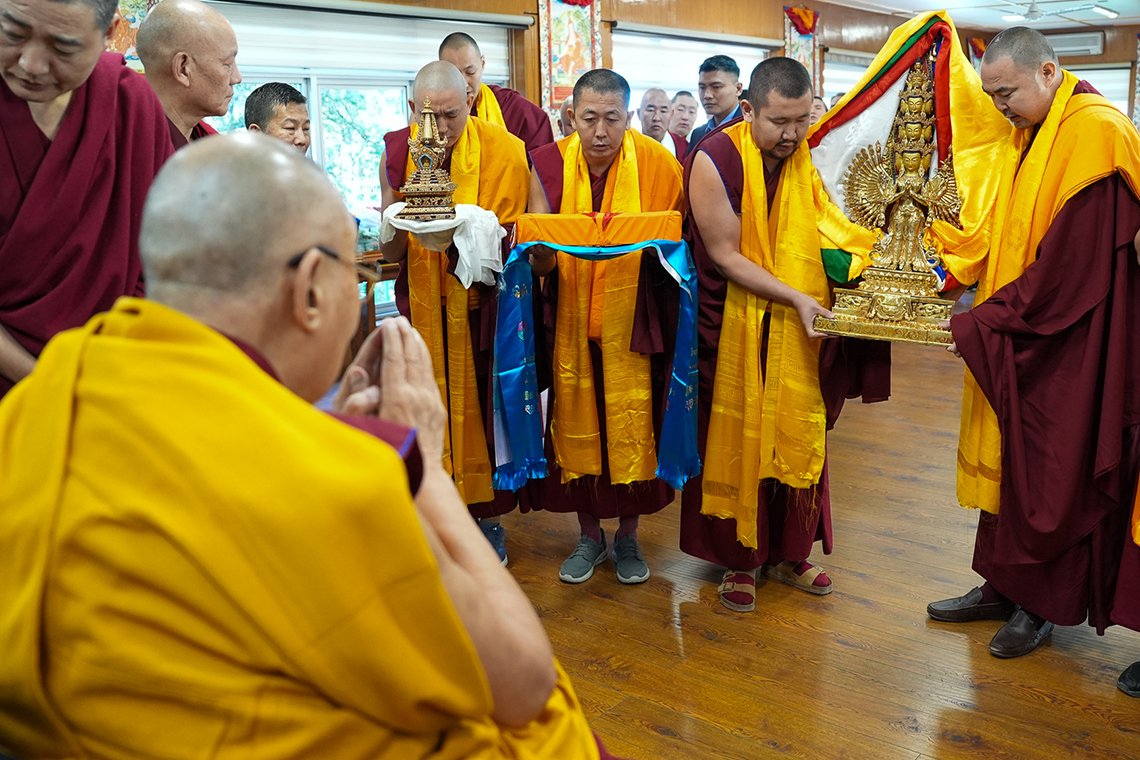 Видео. Далай-лама встретился с монахами из Бурятии, получившими ученые степени геше