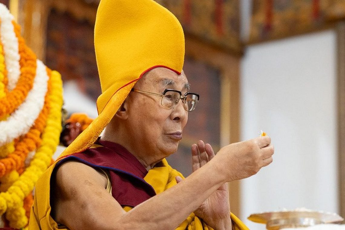 Прямая трансляция. Монастырь Дрепунг поднесет Далай-ламе молебен о долголетии