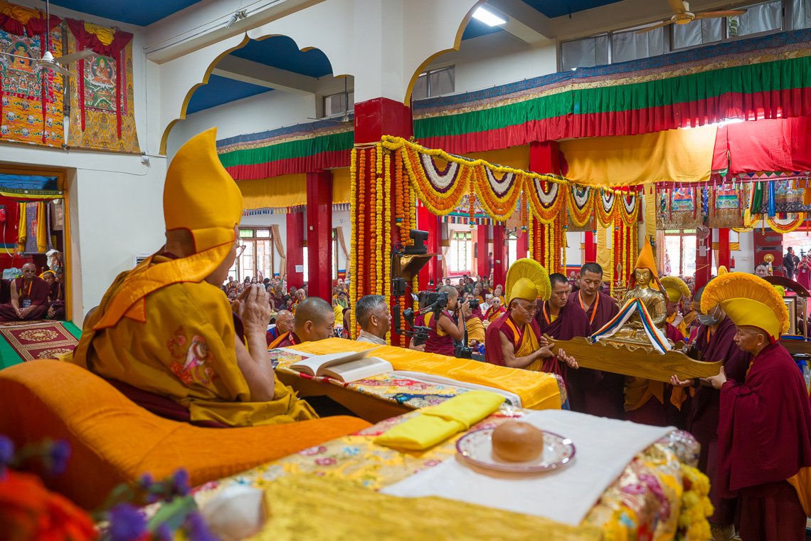 Фото. Далай-лама. Церемония возведения на трон и молебен о долголетии в монастыре Дрепунг