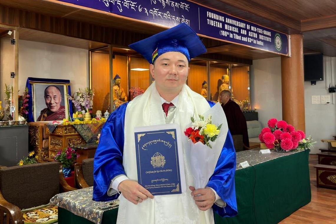 Выпускник из Тувы получил диплом доктора тибетской медицины в Индии