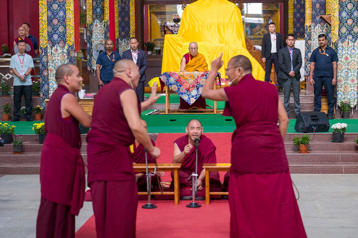 Фото. Его Святейшество Далай-лама посетил первые показательные монашеские диспуты на естественно-научные темы