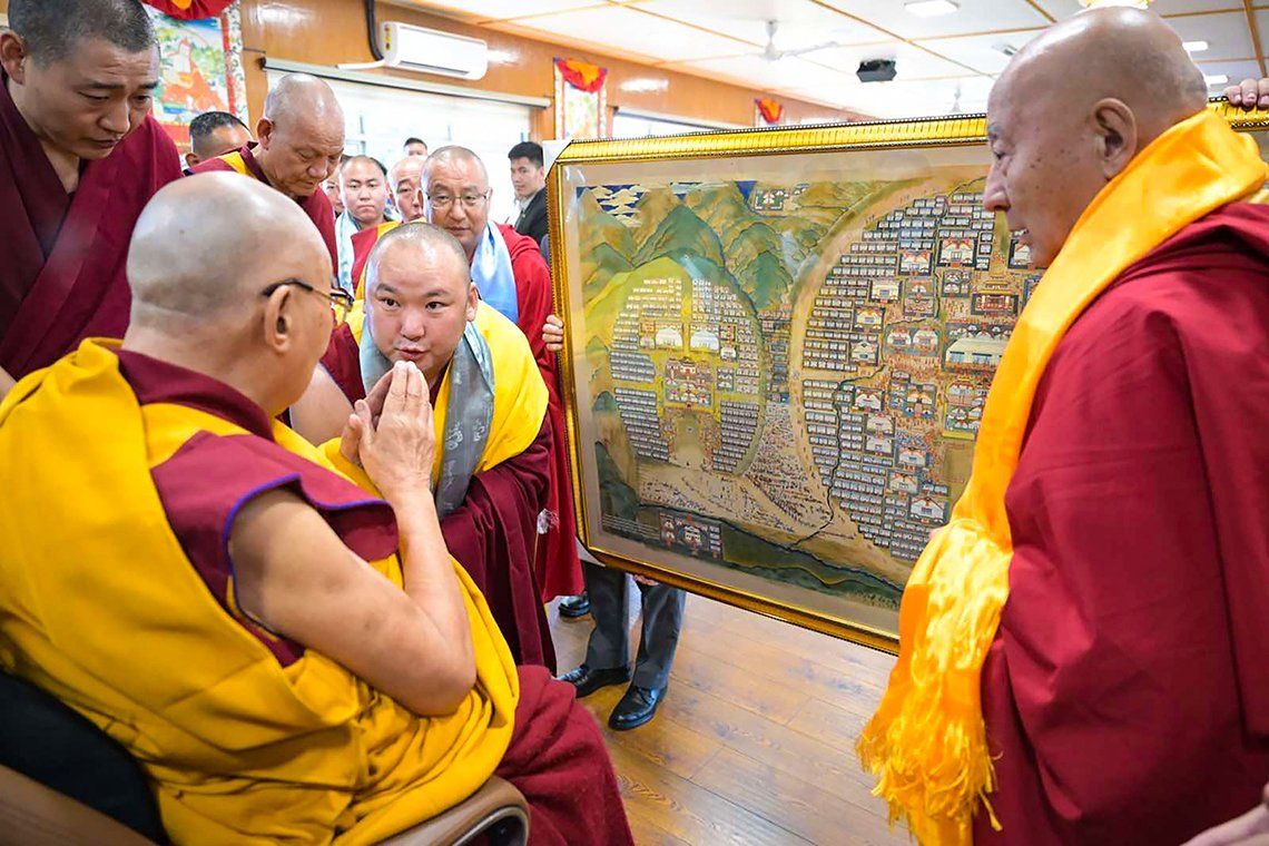 Далай-ламе преподнесли репродукцию исторической панорамы старого Улан-Батора