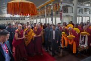 Его Святейшество Далай-лама прибывает на площадку для философских диспутов монастыря Дрепунг Гоманг. Мундгод, штат Карнатака, Индия. 12 декабря 2025 г. Фото: Тензин Чойджор (Офис ЕСДЛ)