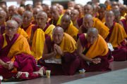 Монахи, собравшиеся на церемонии приветствия, слушают обращение Его Святейшества Далай-ламы. Мундгод, штат Карнатака, Индия. 12 декабря 2025 г. Фото: Тензин Чойджор (Офис ЕСДЛ)