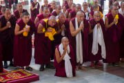 Монахи и монахини, изучающие современную науку, почтительно провожают Его Святейшество Далай-ламу по завершении сессии показательных диспутов на естественно-научные темы. Мундгод, штат Карнатака, Индия. 18 декабря 2025 г. Фото: Тензин Чойджор (Офис ЕСДЛ)